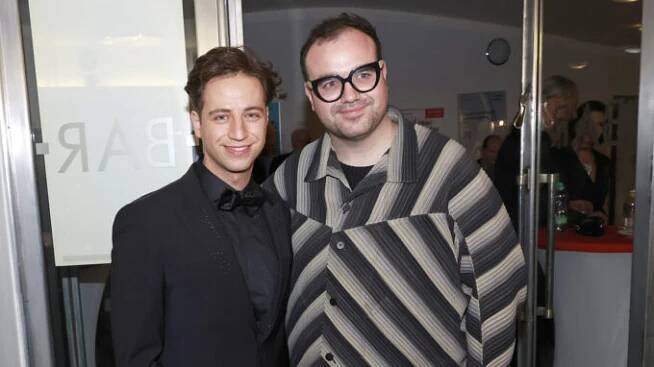 Lotrando Peroutka vyvedl na premiéru partnera Dominika. Blýskl se v outfitu à la pyžamo za 70 tisíc