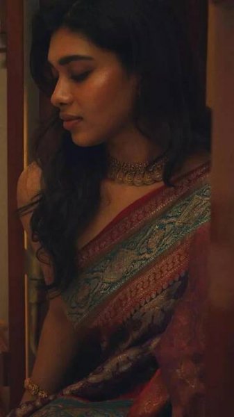Dushara Vijayan’s Enchanting Take on Saree Elegance