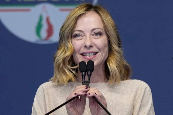 Meloniová v plavkách a upravené fotky dalších žen. Italské úřady si došláply na podivný web