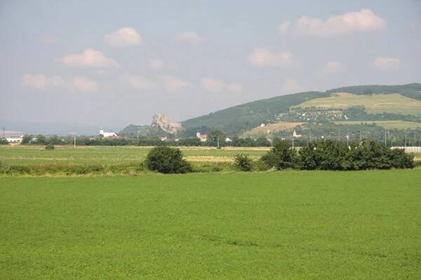 Beckov a v pozadí niekde Vršatec