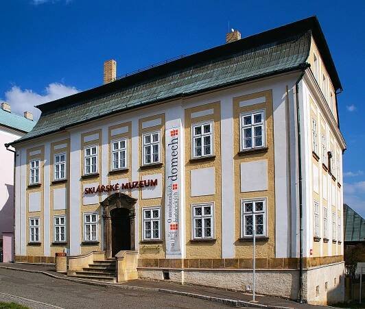 Soubor:Nový Bor (CL), sklářské muzeum.jpg