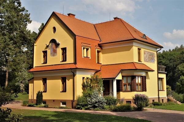 Jedna z reprezentaivních vil v obci