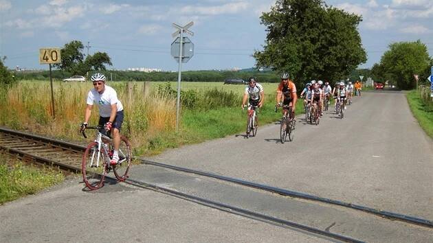 Peloton při otevírací jízdě kousek za Hostivicí