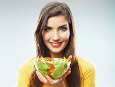 Jíst salát může vést k cukrovce, vředům či bolestem zad, říká terapeutka