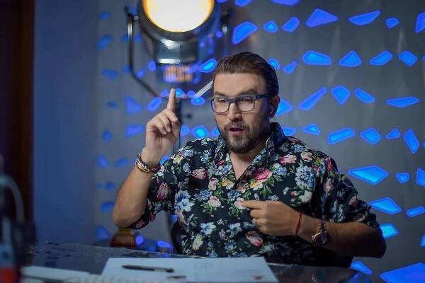 Florinda Meza, Omar Chaparro y Eugenio Derbez en Disney+