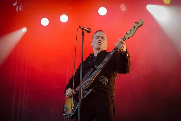 LIVE: Bryan Adams rozohnil v Hradci Králové fanynky, trička šla dolů