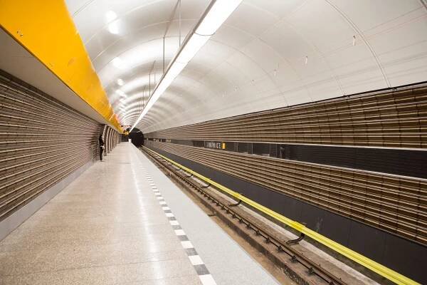 Obrazem: Vzácné skleněné obklady zůstaly do zásoby. Praha otevřela metro Jinonice po rekonstrukci