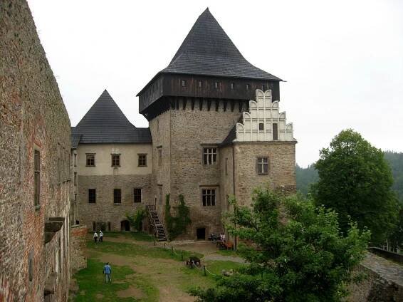 Zapomenuté pevnosti Vysočiny: Tajemné hrady v mlze, stínu lesa a tichu historie
