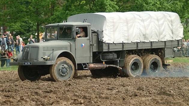Tatra 111 dobyla Sibiř. V Rusku má pomník a v Číně převálcovala vlak - iDNES.cz