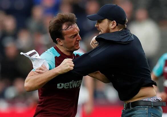Mark Noble při potyčce s jedním z... | iROZHLAS - spolehlivé zprávy
