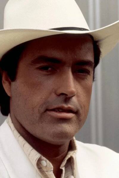 Extrémní předsudek - Promo - Powers Boothe