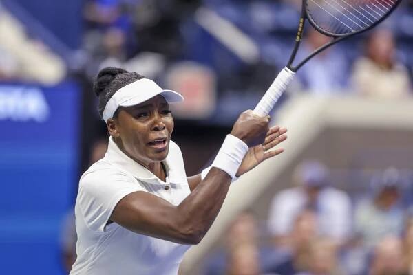 Venus Williams in action against Karolina Muchova of the Czech Republic during the first round of the US Open Tennis Championships at the USTA Billie Jean King National Tennis Center in Flushing Meadows, New York, USA, 25 August 2025. The US Open tournament runs from 24 August through 07 September. (Tenis, República Checa, Estados Unidos, Nueva York) EFE/EPA/SARAH YENESEL