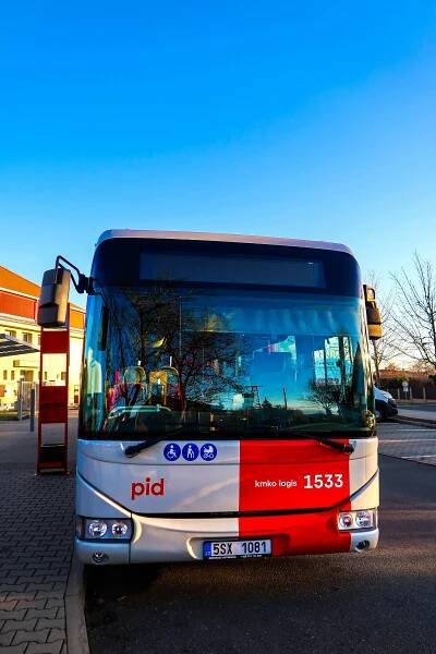 bezplatná Čelní pohled na veřejný autobus zaparkovaný v Líbeznicích, Česká republika, za jasného slunečného dne. Základová fotografie