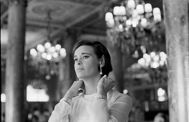 Socialite Gloria Vanderbilt modeled a new hairdo inspired by the 1961 film Last Year at Marienbad.