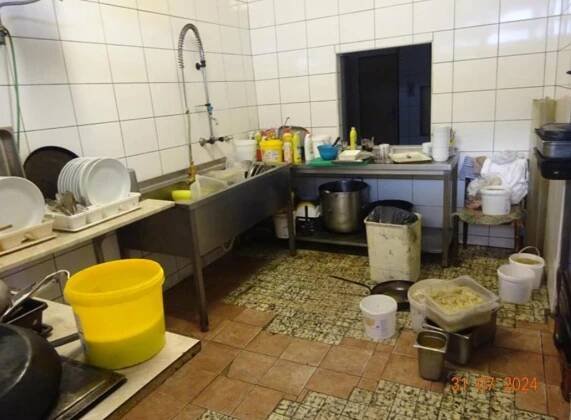 Fotky jen pro otrlé. Restaurace Koruna v Českém Dubu neprošla inspekcí