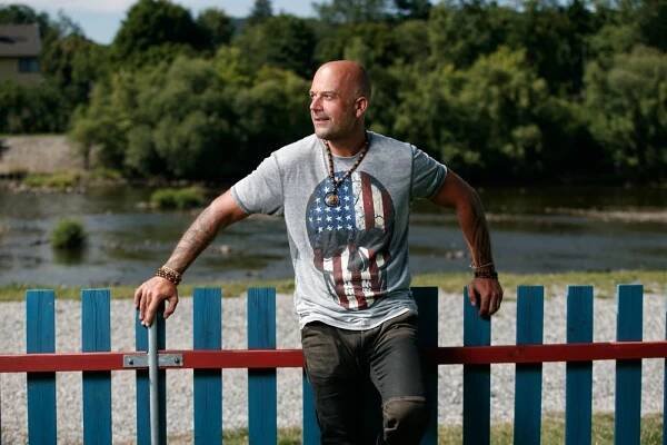 „I když je vám nejhůř, váš svět hýří barvami,“ říká hitmaker Tomáš Kympl k albu RED