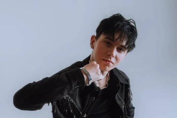 Zpěvák Tobias Freya vydává nový singl Rockstar a chystá první sólový koncert v Café V lese - Tojesenzace.cz