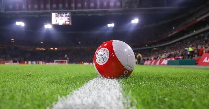 Van Bronckhorst se s Beşiktaşem vrací do vlasti, bude čelit Ajaxu