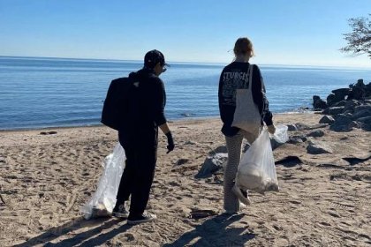 An image of Heidi and Emily at the beach cleanup.