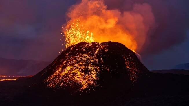 Tourists evacuated from Iceland hols hotspot as volcano erupts & alert issued