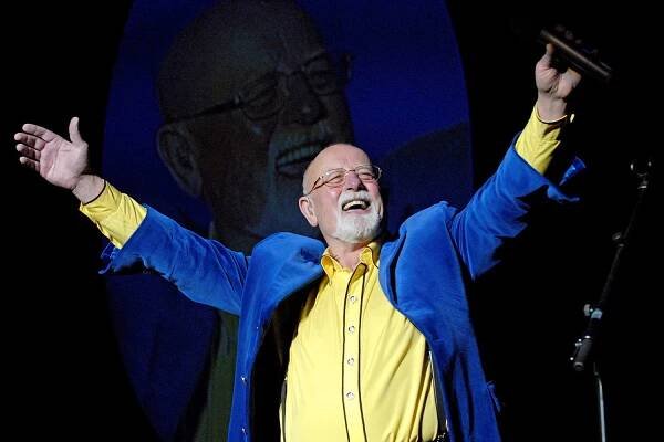 Roger Whittaker performing on stage in 2007.
