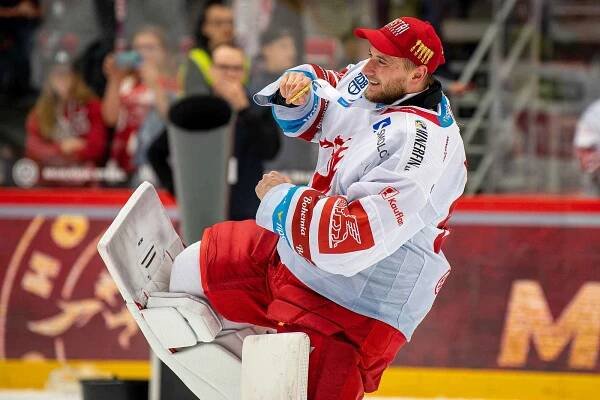 Finále play off hokejové extraligy - 6. zápas: HC Oceláři Třinec - Mountfield Hradec Králové, 28. dubna 2023, Třinec. brankář Třince Ondřej Kacetl