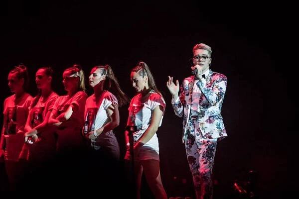 My Name Is Mikolas Josef. Hvězda Eurovize poprvé zazářila v pražském Foru Karlín