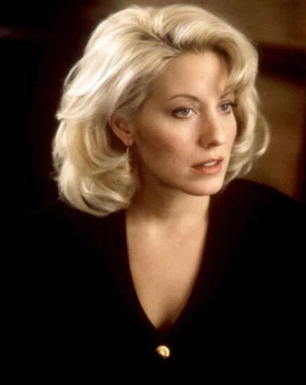 Linda Kozlowski Age, Height, Biography, Husband, Son & Family
