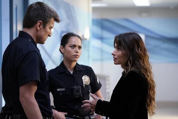 Zelenáč - Sázka - Z filmu - Nathan Fillion, Alyssa Diaz, Sarah Shahi