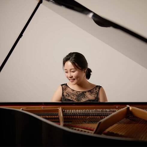 photo of jeong-eun lee at the piano