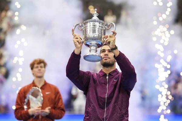 Carlos Alcaraz (ESP) holds the trophy after defeating Jannik Sinner (ITA) in the final of mens singles at Billie Jean King National Tennis Center. 