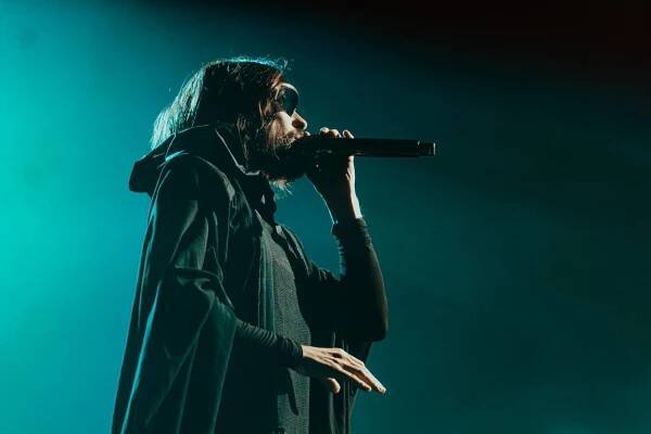 Jareda Leta svlékaly fanynky očima. Thirty Seconds To Mars se po šesti letech vrátili do Prahy