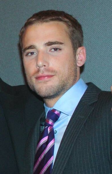 Dustin Milligan – Wikipedia