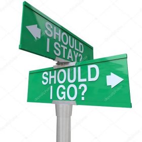 Stáhnout - Zelený obousměrné ulice znamení ukazující na mám zůstat nebo odejít se šipkami doleva nebo doprava na porovnání možností — Stock obrázek