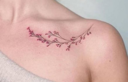 tatuaje-clavicula-flores-delicadas