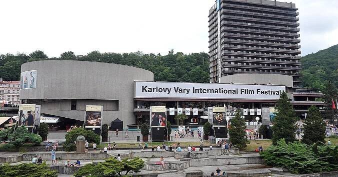 Karlovy Vary čelí rekordnímu náporu návštěvníků, policisté řeší hlavně dopravní přestupky