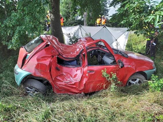 Tragédie. Mladá řidička u Heřmanova Městce narazila do stromu, nehodu nepřežila