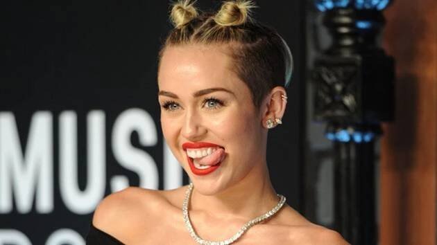 Nahá zpěvačka Cyrus se houpe na bouracím závaží, klip trhá rekordy