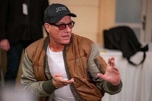Jean-Claude Van Damme v Praze: Zaujaly ho slavné klobásy a Sparta Praha | PrahaIN 