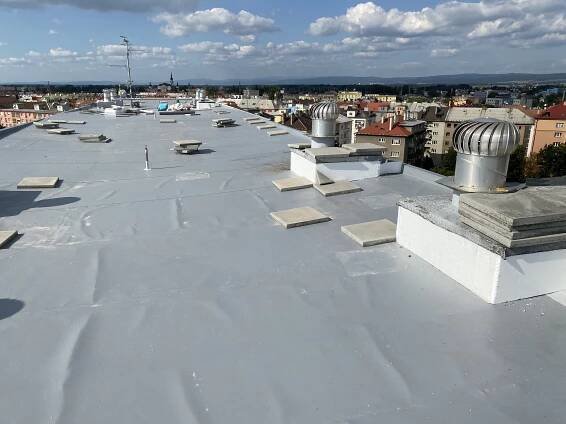 Roofman - Střechy a stavby na klíč| Rekonstrukce ploché střechy BD Olomouc, nové balkony Alumistr