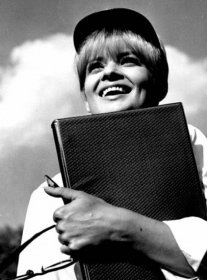 FOTO: Herečka Jana Brejchová ve filmu Kdyby tisíc klarinetů (1964). – stránka 17