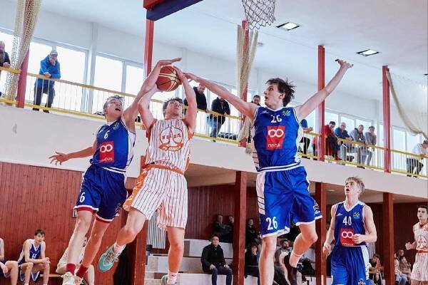 Jak junioři konečně udolali Vysokou ve fotografiích Tomáše Adamce | TJ Tesla Pardubice – oddíl basketbalu