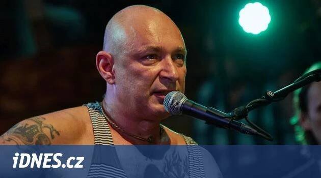 Daniel Landa akusticky. Rádio Impuls odvysílá zpěvákův komorní koncert - iDNES.cz