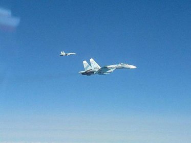 Fotogalerie: Ruské letouny Su-27 zachycené britskými stíhači nad Baltem