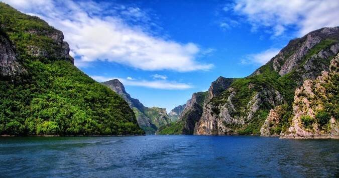 Jezero Bovilla Lake v Albánii 