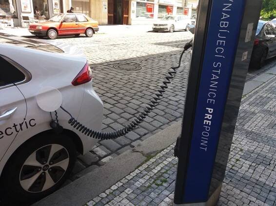 Dobíjecí infrastruktura pro elektroauta se letos rozšířila až o stovky stanic