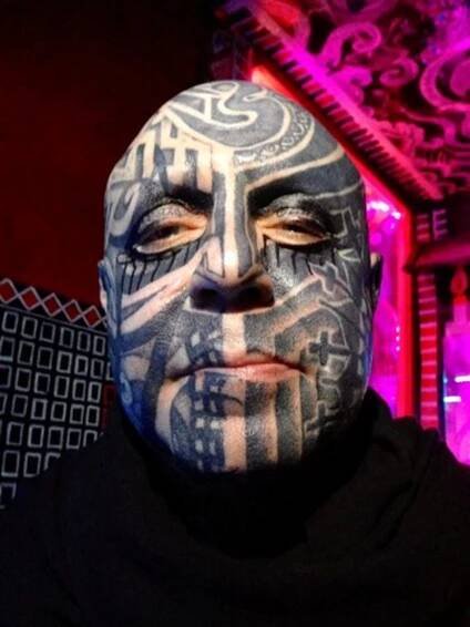 Přirozeně jimi přitahuje pozornost a pohledy lidí