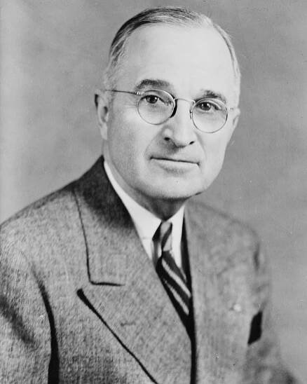 Soubor:Harry S Truman, bw half-length photo portrait, facing front, 1945-crop.jpg – Wikipedie