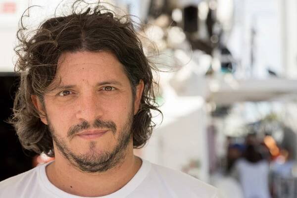 Diego: 39 years old, lives in buenos aires. <br> He works as Fundraising Director of Greenpeace Argentina, besides being proud of his work, he does it because he does not have to answer to anyone with economic interests. <br> This photo was made above the ship Rainbow Warrior when he finished a very motivating talk for the public, leaving in each visitor energy and motivation