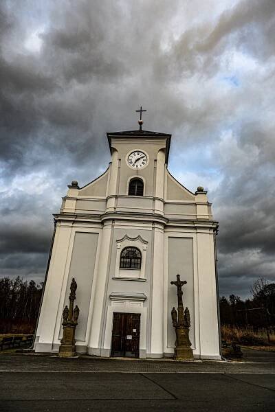 Průmyslová zóna u šikmého kostela v Karviné. Co říká majitel, katolická církev